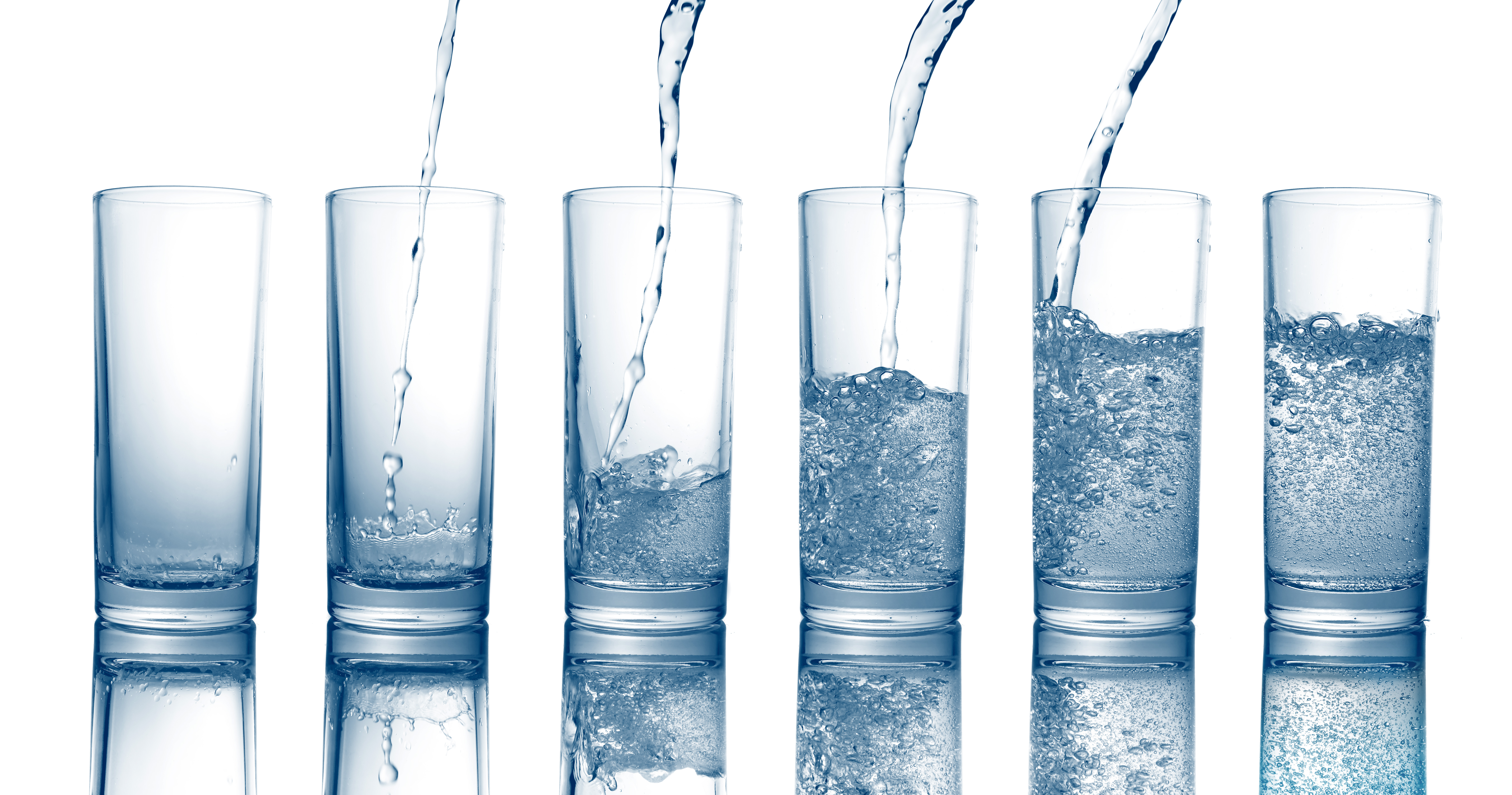 Налить в стакан половину воды. Стакан воды. Бокалы для воды. Стаканчик с водой. Прозрачная вода.