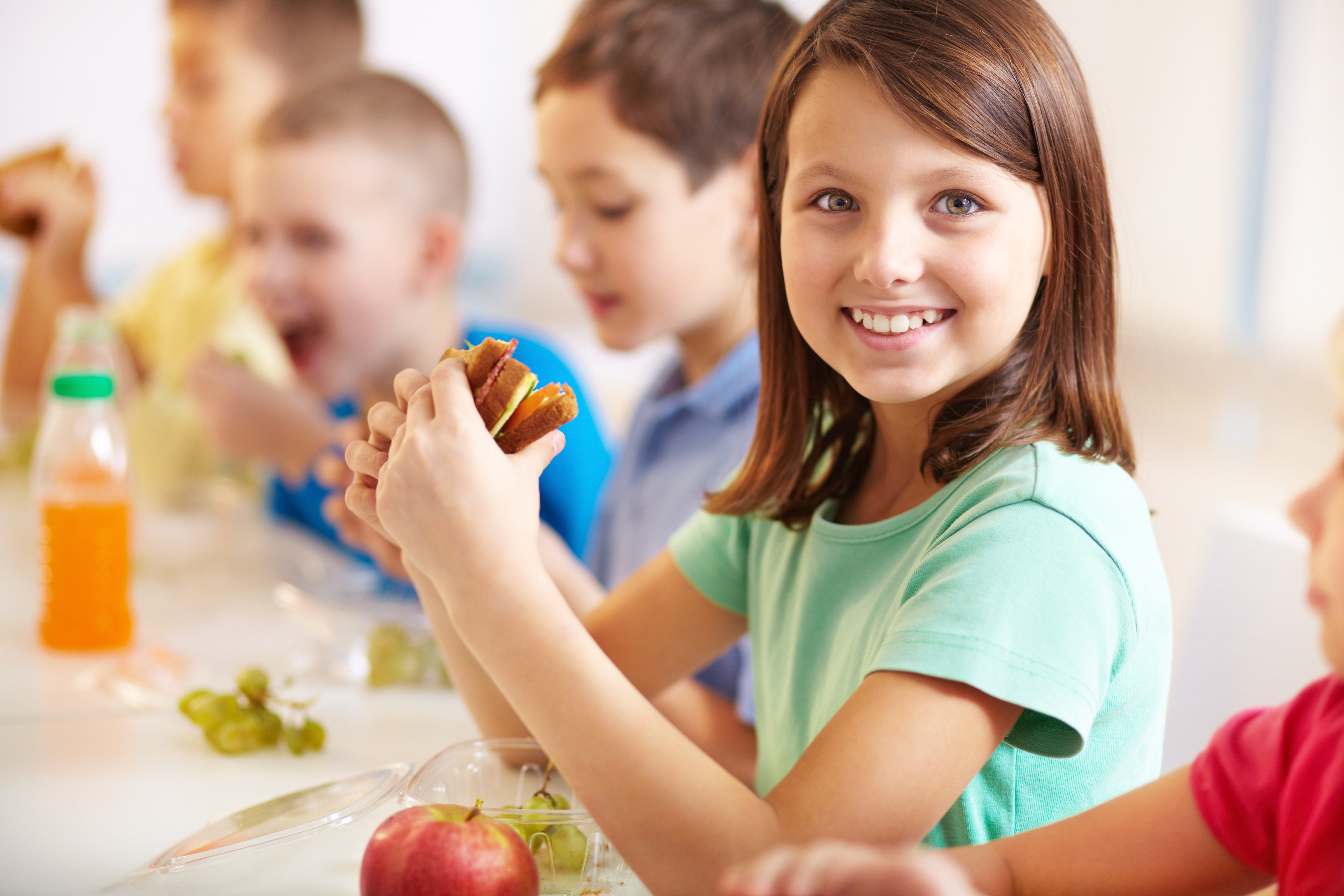Питание детей многодетных семей в школе. Подростки и еда. Правильное питание для детей. Здоровое питание для подростков. Здоровое питание Здоровые школьники.